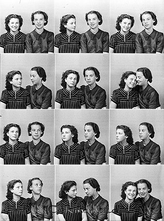 Siri Nilsson och Margareta Andersson Kisa
raja
Två kvinnor klädda i klänningar 

Nyckelord: Andersson Kisa