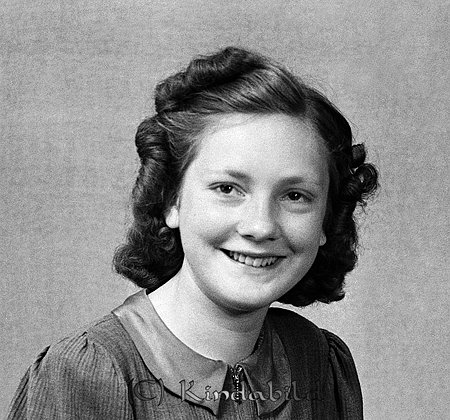 Majken Germundsson Kisa
raja
Kvinna klädd i klänning    

raja
Majken Germundsson, dotter till skomakare Germundsson.
 Hon gifte sig med Elon Jansson från Österbymo.
 1970 bodde de i Myresjö och hade två söner Jörgen Elon
 och Jan Stefan.
 Källa: Studiegruppen hembygdsgården 
Nyckelord: Germundsson Kisa