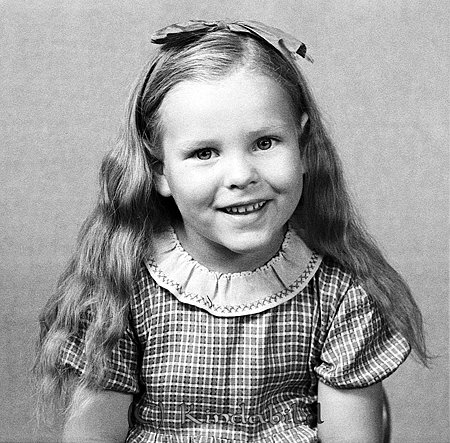 Karna Lindbom Årteryd Hägerstad
raja
Flicka klädd i rutig klänning och med rosett i håret  

raja
Karna Lindbom född 1935 i Hägerstad, dotter till Karl Felix Lindbom och Ingrid född Karlsson 1917 i Hägerstad.
Brodern heter Karl Börje Torbjörn född 1944 i Kisa.
Familjen bodde 1950 i Håckerstad Skeda.
Karna gift 1954 med Inge Andersson född 1924 i Hägerstad.
1960 bodde de i Linköping och hade barnen Conny och Carina.
Källa: Folkräkning 1950 och 1960
Källa: Gerd Pettersson

Nyckelord: Lindbom Hägerstad