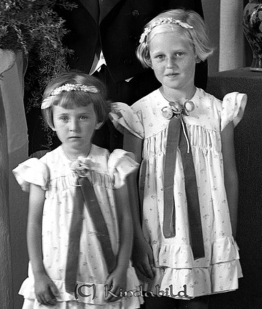 Polisman Albert Larsson Malmslätt
raja 
Brudtärnor          
Nyckelord: Larsson Malmslätt