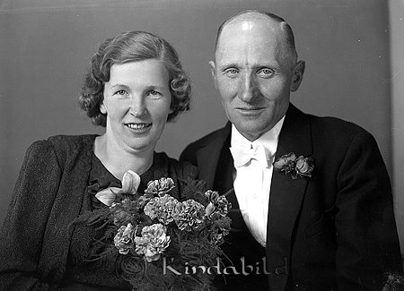 Arvid Bladh Kisa
raja 
Brudpar          

raja
Brudparet Ella och Arvid Bladh. Barn Ell-Britt och Nils-Ove.
Källa: Margareta Carlsson

Nyckelord: Bladh Kisa