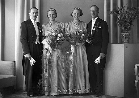 Hans Samuelsson Skeppeberg Kisa
raja 
Dubbelbröllop          

raja
Brudparet till höger Hans Samuelsson Skeppeberg och Judit Gustafsson född 1914 från Bänarp Tidersrum.
Brudparet till vänster är brudens syster Ingrid Gusfavsson född 1910 och Karl-Gustav Svensson från Söderköping.
Källa: Studiegruppen hembygdsgården 
Nyckelord: Samuelsson Kisa