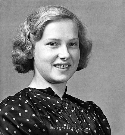 Anna-Bett Andersson Kisa
raja
Kvinna klädd i prickig klänning  

raja
Hon var gift med Gösta Lavén, dotter Ing-Marie
 Anna-Betts systrar hette Elsa, Ruth, Agnes
 Källa: Studiegruppen Hembygdsgården 
Nyckelord: Andersson Kisa