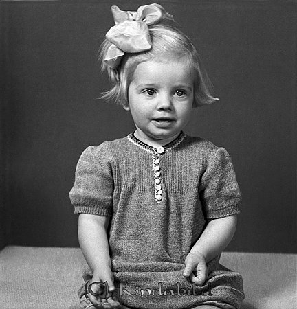 Ulla Gustavsson Väsby Oppeby
raja
Flicka klädd i klänning och med rosett i håret  

raja
Ulla Gustafsson född 1937, dotter till Rut och Valentin Gustafsson Väsby.
 Syskon: Jan född 1938, Margareta och Hans födda 1941.
 1960 var hon gift med Nils Ekbjörn och var småskollärare i Horn.
 Källa: Studiegruppen hembygdsgården och Folkräkning 

Nyckelord: Gustavsson Oppeby