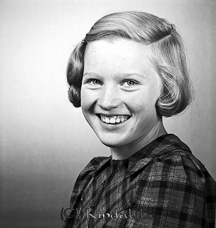 Ulla-Britt Karlsson Björkfors
raja
Kvinna klädd i rutig klänning  

raja
Ulla-Britt Karlsson född 1926 i Oppeby, dotter till busschaufför Flojd Oskar Severin Karlsson född 1902 i Oppeby och Alfhild Margit Sofia född 1905 i Oppeby.
Fadern var anställd hos Ernst Johanssons Bilstation i Björkfors,
Ulla Britt gift Åshäll 1945 och bosatte sig i Linköping.
Källa: Folkräkning 1940 och 1950 
Källa: Gerd Pettersson

Nyckelord: Karlsson Björkfors
