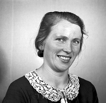 Astrid Svensson Lövdala Kisa
raja
Kvinna klädd i mörk klänning med ljus krage  

raja
Astrid Svensson född 1912 i Södra Vi, dotter till Karl-August Svensson. Hon gifte sig med Einar Eriksson i Grantomta. Hon dog 1993 i Grantomta.
Källa: Studiegruppen hembygdsgården och Sv dödbok 
Nyckelord: Svensson Kisa