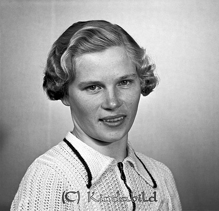 Agnes Svensson Lövdala Kisa
raja
Kvinna klädd i ljus klänning    

raja
Agnes kom från Lövdala och jobbade på Eklunds Kappfabrik, syskon Hans, Allan, Maja, fadern hette Karl-August
 Källa: Studiegruppen Hembygdsgården 

raja
Hennes mor hette Anna. �?ldsta systern var Astrid, gift med Mjölkeinar i Grantomta. Aina, Maja, Allan och Hans var yngre än Agnes.
Källa: mayca

Nyckelord: Svensson Kisa