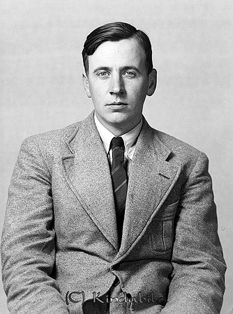 Bertil Andersson Björkhaga Kisa
raja 
Man klädd i skjorta slips och kavaj

raja
Bertil Andersson född 1915 i Kisa, gift med Gunhild född 1916.
Barn: Stig och Leif Kisa Cykel- och Sportaffär
Källa: Studiegruppen hembygdsgården 
Nyckelord: Andersson Kisa