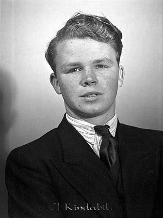 Harry Hilden Kölefors
raja 
Man klädd i skjorta slips och kavaj

raja 
Otto Harry Torbjörn Hildén född 1920 i Kisa, son till hemmansägare Otto David Hildén och Anna Elisabet född Strömsten från Hitthem Kisa.
Harry Hildén avled 1961 i Mjölby
Källa: Sv dödbok 
Källa: Gerd Pettersson 

Nyckelord: Hilden Kölefors