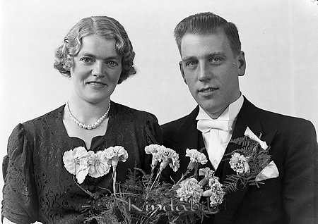 Ragnar Svensson Lillå Kölefors
raja 
Brudpar  
        
raja 
Ragnar och Karin Svensson. Ragnar var född 1908 i Västra Eneby och Katarina "Karin" 1914 i Kisa.
De fick två barn Gun-Britt och Sven-Inge.
Familjen bodde i Kisahus A, Linnégatan 13 i Kisa.
Ragnar hann fylla 100 år. 
Källa: Gerd Pettersson 

Nyckelord: Svensson Kölefors