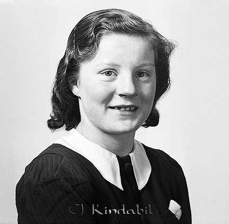 Britta Larsson Hässlehylta Kisa
raja
Kvinna klädd i mörk klänning med ljus krage  

raja
Britta Larsson född 1923 tvillingsyster med Berta, döttrar till Karl Johan Larsson, arrendator i Sundsnäs och sedan hemmansägare i Hässlehylta 1928.
 Tvillingarna hade syskonen, Maja född ??, Erik Axel född 1909, Ingrid född 1915 och Gustav född 1926.
 Britta gifte sig med Hans Engdal. De bosatte sig i Hässlehylta. Huset brann ner och de flyttade sedan till Solbacka I Kisa,
 Barn; bl a Sallert, Karl Anders, Tore, Kristina, Anna-Karin
 Källa: Studiegruppen hembygdsgården 
Nyckelord: Larsson Kisa