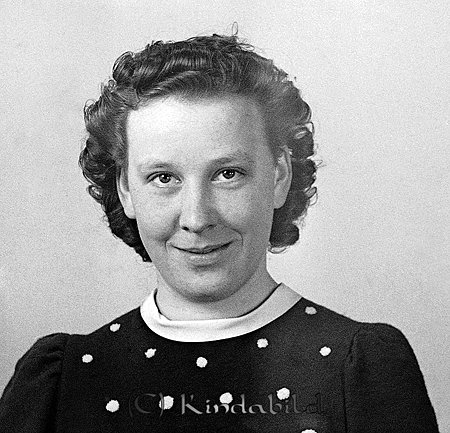 Greta Nilsson Rangkulla Västra Eneby
raja
Kvinna klädd i mörk klänning med ljus krage 

raja
Greta Nilsson gifte sig med Tore Karlsson Ullevi Linköping. Tore Karlsson var ägare till Adlerskog.
Greta Nilsson blev mormor till Ebba Hultqvist (Wilma i Skärgårdsdoktorn)
Källa: Studiegruppen hembygdsgården 
Nyckelord: Nilsson Västra Eneby