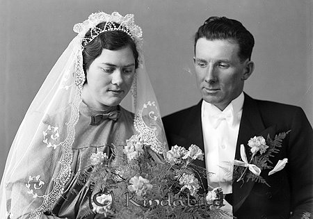 Edvin Nilsson Blekenblad Horn
raja 
Brudpar          

raja
Arrendator Edvin Nilsson från Bleckenblad född 1906 och Ingrid Maria Viola Karlsson från Torsåkra född 1917.
Källa: Vigselbok Horn 
Källa: Gerd Pettersson

Nyckelord: Nilsson Horn