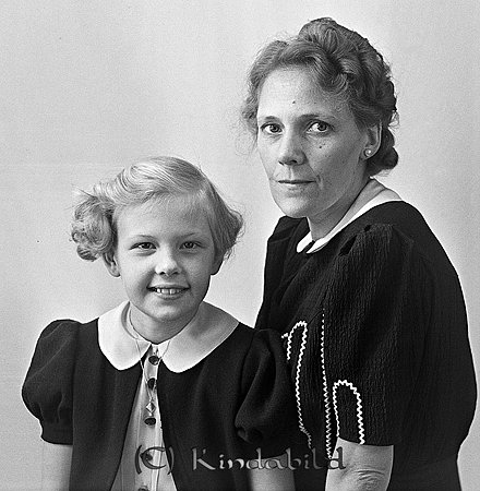Fru och Dotter Kronström Kisa
raja
Mor och dotter

raja
Postiljonen Bengt Kronströms fru och dotter Kerstin.
Kerstin var kusin med Pär Kronströms mor.
Källa: Studiegruppen hembygdsgården 

raja
Fru Kronström hette Tora. Hon var syster till Carin Ramstedt. Det var dubbelbröllop när systrarna gifte sig. 
Källa: mayca

Nyckelord: Kronström Kisa