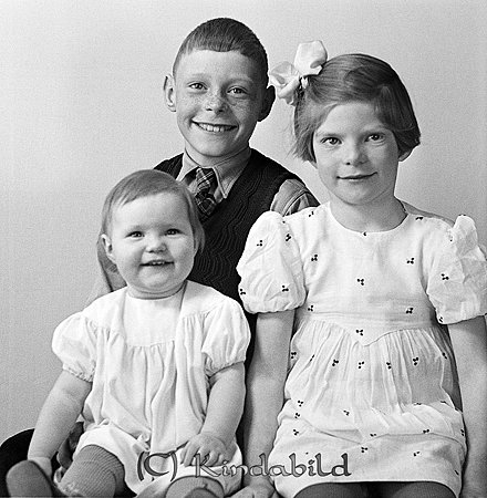 Syskonen Pettersson Eriksborg Kisa
raja
Syskonskara

raja
Lennart och Astrid Petterssons barn Roy, Britt och Katarina.
Lillebror Karl-Bertil var inte född ännu.
Familjen bodde i Eriksborg.
Källa: Studiegruppen hembygdsgården 
Nyckelord: Pettersson Kisa