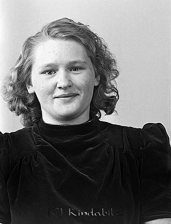 Mary Johnsson Bränntorp Björkhult
raja
Kvinna klädd i mörk klänning  

raja
Mary Johnsson gifte sig senare med Gösta Tidman,
Källa: Studiegruppen hembygdsgården 
Nyckelord: Johnsson Björkhult