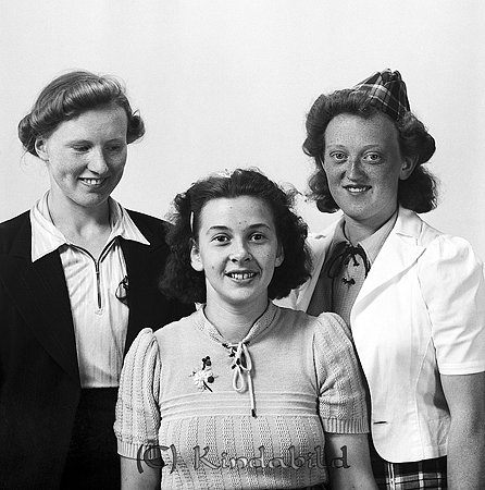 Fröken Carlborg ?rneström Kisa
raja
Tre kvinnor klädda i rutiga kjolar

raja
Till vänster Margit Andersson från Misterfall. Hon var gift Ernemar.
 Källa: Studiegruppen hembygdsgården 
Nyckelord: Carlborg Kisa