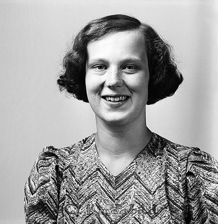 Lilly Nilsson Kisa
raja
Kvinna klädd i klänning 

raja
Lilly Svensson gifte sig med Filip Hahne. Barn Wilhelm och Eva.
 Källa: Studiegruppen hembygdsgården 
Nyckelord: Nilsson Kisa