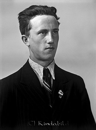 Göte Lindberg Hudda Tidersrum
raja
Man klädd i skjorta slips och kavaj

raja
Göte Lindberg var bror till John Lindberg Kisa. Göte var född 1922 i Tidersrum. Gift med Marianne från Tidersrum, son Bo. 1970 bodde de i skogvakatarevillan Ekeberg. Göte Lindberg avled 1981 i Kisa.
 Källa: Studiegruppen Hembygdsgården 
Nyckelord: Lindberg Tidersrum