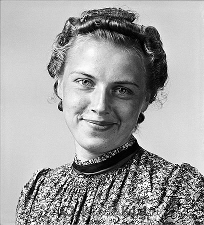 Linnéa Svensson Mjöla Horn
raja
Kvinna klädd i klänning 

raja
Linnéa Svensson, dotter till Emil Svensson och Helga född Eriksson.
Syskon till Linnéa var
Karl, Erik, Gunnar, Helge och Gunhild.
Källa: Sv Gods och Gårdar 
Källa: Gerd Pettersson

Nyckelord: Svensson Horn