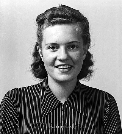 Inga Holmström Kisa
raja
Kvinna klädd i randig klänning 

raja
Inga Holmström bodde på Grönedegatan. Fadern var pressare på Eklunds Kappfabrik. Modern Margit var dotter till Kalle Malm.
Brodern till Inga hette Berndt. Han var konstnär och bosatte sig i Åtvidaberg.
Källa: Studiegruppen hembygdsgården  

Nyckelord: Holmström Kisa