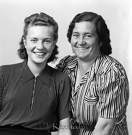 Fru o Fröken Holmström Kisa
raja
Mor och dotter klädda i randiga klänningar 

raja
Mor och dotter Holmström.
 Dottern Inga-Britta var född 1924 i Kisa. Fadern var pressare på Eklunds Kappfabrik. Hon gifte sig med Sture Längberg som var frälsningssoldat och bilskolelärare. 1970 bor hon med familj i Solna med två söner Per-Erik och Lars-Erik. Inga-Britta hade en bror Bernt Holmström som blev konstnär och bosatte sig i Åtvidaberg.
 Källa: Studiegruppen Hembygdsgården 
Nyckelord: Holmström Kisa