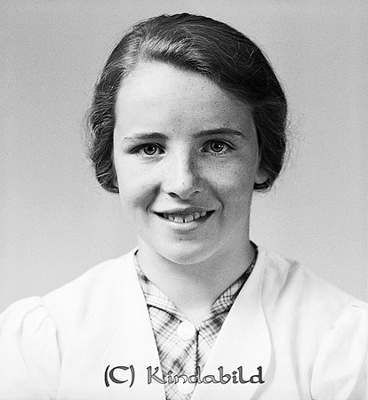 Gunborg Hjalmarsson Rumma Horn
raja
Kvinna klädd i rutig blus under ljus jacka

raja
Gunvor Hjalmarsson född 1927 i Djursdala, dotter till arrendatorn i Rumma Ernst Oskar Hjalmar Johansson och Anna Nilsson född 1893 i Djursdala.
Barn:
Ernst Erik Helge Hjalmarsson 1914
Eina Brita Adela Hjalmarsson 1916
Karl Oskar Sigvard Hjalmarsson 1918
Hans Sixten Hjalmar Hjalmarsson 1920
Elsi Gunvor Eddy Hjalmarsson 1927
Anna Gunbritt Alice Hjalmarsson 1929
Bertil Sven-Åke Hjalmarsson 1933-
Familjen flyttade till Östra Ed 1944.
Källa: Församlingsbok Horn 
Källa: Gerd Pettersson

Nyckelord: Hjalmarsson Horn