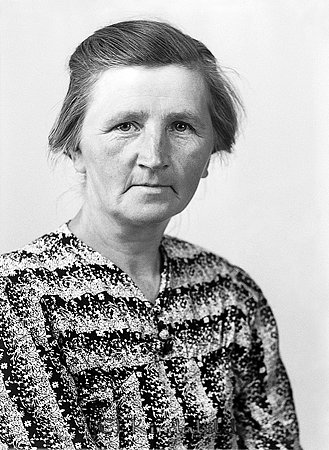 Hildur Gustavsson Viprössle Ulrika
raja
Kvinna klädd i klänning

raja
Signe Augusta Hildur Gustavsson född Johansson 1890 i Horva Tidersrum. Gift med Johan Gottfrid Gustavsson född 1888 i Näset Eksjöhult Ulrika död 1949.
Barn:
Helge född 1910
Elsa född 1912
Herta född 1914
Bror född 1916
Svea född 1919
Källa: Familjer och Gärdar i Ulrika 
Källa: Gerd Pettersson 

Nyckelord: Gustavsson Ulrika