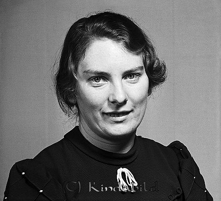 Marta Herlin Rällsön Rällså
raja
Kvinna klädd i mörk klänning

Nyckelord: Herlin Rällså