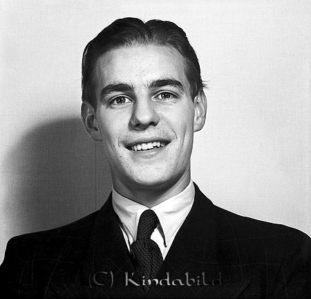 Hasse Johansson Konsum Kisa
raja
Man klädd i skjorta slips och kavaj

raja
Hans Karlsson " Hasse Lemonad". Han var scoutledare i Kisa.
 Källa: Studiegruppen Hembygdsgården 
Nyckelord: Johansson Kisa