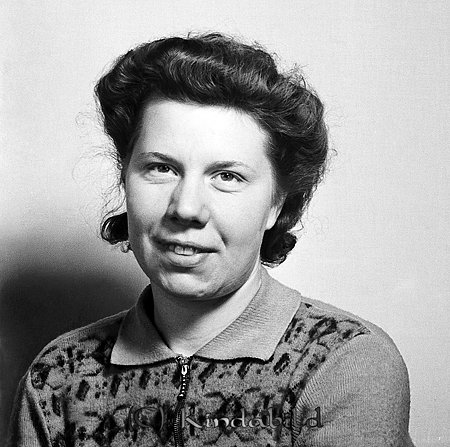 Elvan Sandersson Ljungstorp Ulrika
raja
Kvinna klädd i ljus stickad tröja

raja
Elvan Zandersson född 1919, dotter till Karl Oskar Zandersson och Elsa Sigrid Olivia född Blomqvist från Ljungstorp Emtefall.
Elva gifte sig 1942 med Holger Svensson född 1909 i Aspenäs Vimantorp Kisa. De bodde i Fridslund och hade två söner Ulf och Margon.
Källa: Familjer och gårdar i Ulrika 
Källa: Gerd Pettersson

Nyckelord: Sandersson Ulrika