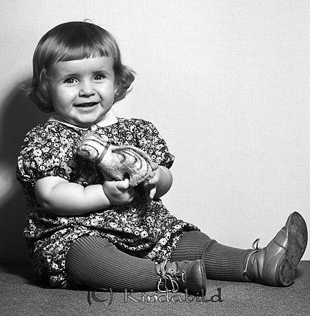 Maylis Nilsson Ramshult Kisa
raja
Flicka klädd i blommig klänning och en docka i famnen  

raja
Maylis gift Carlsson, dotter till Tekla och Badam Nilsson Ramshults växel, Kisa, lillasyster till Anna-Lisa gift Leo. 
Källa: mayca

Nyckelord: Nilsson Kisa