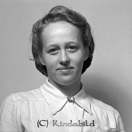 Margit Carlsson Björksnäs Kisa
raja
Kvinna klädd i ljus klänning

raja
Margit Magdalena Carlsson född 1925 i Sandkulla Kisa, dotter till möbelsnickaren Karl Alfred Carlsson född 1863 och Hildur Josefina född Jonsson. Syskon till henne var Ragnar och Sture.
 Sture blev officer och sedan författare.
 Margit gifte sig med Arne Dahlgren från Horn. De flyttade till Åtvidaberg, där han arbetade som skogvaktare på baroriet Adelsvärd. De fick två pojkar Hans och Per.
 Källa: Studiegruppen Hembygdsgården 
Nyckelord: Carlsson Kisa