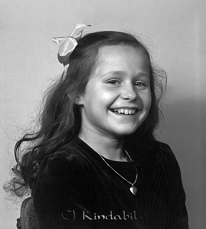 Ann-Charlotte Larsson Kisa
raja
Flicka klädd i mörk klänning ett smycke runt halsen och rosett i håret

raja
Ann-Charlotte var dotter till vägmästaren Seth och Sara Larsson Nydala Enebygatan 9 Kisa. I familjen fanns också barnen Urban som var äldst, samt Lars och Klas.
 Ann-Charlotte gifte sig med Nils Gustafsson lastbilsförsäljare i Vimmerby.
 Källa: Studiegruppen Hembygdsgården 
Nyckelord: Larsson Kisa