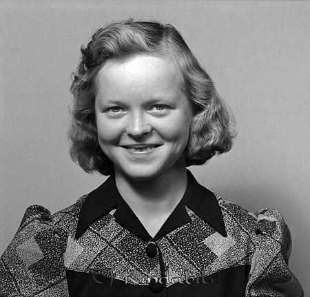 Stina Johansson Korpklev
raja
Kvinna klädd i klänning

raja
Stina Johansson, storasyster till Barbro i Korpklev.
Stina gift Carlsson i Horn. 
Källa: Gerd Pettersson 

Nyckelord: Johansson Korpklev