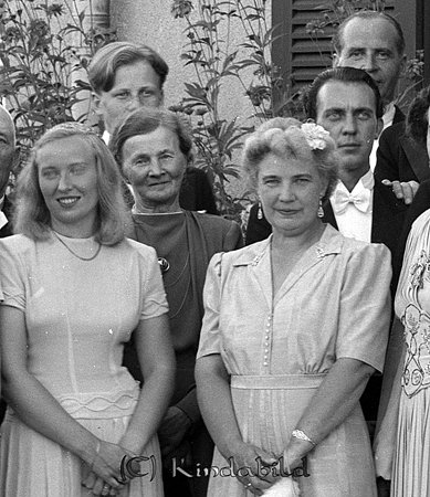 Brudparet Aurelius Andersson
Bröllopsgäster

raja
Främre raden fr vänster Inga Ljungvist och Anna Ljungqvist
 Andra raden till höger Arne Gustavsson Karleby tegelbruk och bakom honom Gösta Sandström ( en bror till Stig Sandström)
 Källa: Studiegruppen hembygdsgården 
Nyckelord: Aurelius Andersson