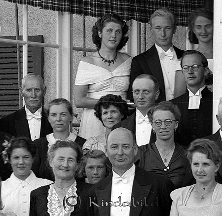 Sam Aurelius och Karin Andersson
Bröllopsgäster

raja
Främre raden till höger brudens föräldrar Ludda och John Andersson. 
Källa: Gerd Pettersson 

Nyckelord: Aurelius Andersson