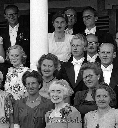 Sam Aurelius och Karin Andersson
Bröllopsgäster

raja
Mitt i bild Arne Nilsson Harg
 Källa: Studiegruppen hembygdsgården 
Nyckelord: Aurelius Andersson