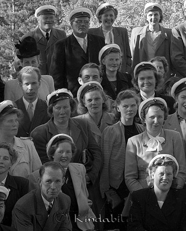 Östgöta Sångarförbund Kisa
raja
Sångkör samlad på Hembygdsgården i Kisa 

raja
Raden längst bak fr vänster Östen Ödell, Helmer Ericsson , Thyra Lundahl och Anna Wredberg Kisa.
 Näst sista raden mitten Inga-Britt Ljungström och bredvid henne delvis skyms Gunvor Larsson gift Nilsson. Mitt i bild Maja Brandt Klevsfall.
 Källa: Studiegruppen hembygdsgården 
Nyckelord: Sångarförbund Kisa