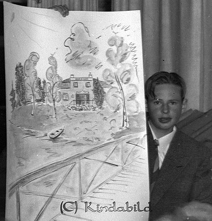 Fru Ludda Andersson Villa Kisa
gepe
En grabb som visar fram en teckning av familjens hem Villan i Kisa
Svante Andersson, John och Luddas äldste son.
Nyckelord: Ludda Villan