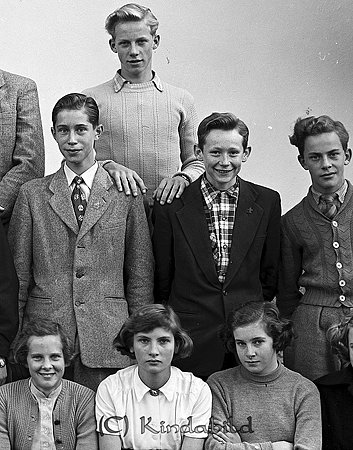Realskolan år 1952
raja
Klassfoto                      


raja
Främre raden vänster Anne-Britt Karlsson och till höger Anita Gustafsson.
Mellanraden vänster Arnold Schill, Lars Larsson och Berndt Söderström.
Längst bak Rolf Pettersson (Vårdstedt)
Källa: Studiegruppen hembygdsgården 
Nyckelord: Realskolan Kisa