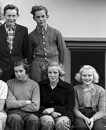 Realskolan år 1952
raja
Klassfoto                      

raja
Främre raden till vänster Barbro Gustafsson.
Bakre raden fr vänster Lars Larsson (vägmästarens son) och Berndt Söderström (koppaslagarens son, spelade senare fotboll i �?FF.)
Källa: Studiegruppen hembygdsgården 
Nyckelord: Realskolan Kisa