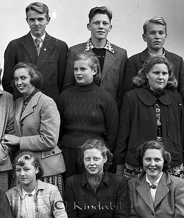 Realskolan år 1952
raja
Klassfoto                     

raja
Främre raden fr vänster Karin Karlsson Tjustad, Kerstin Andersson Slätmon, okänd.
Mellanraden fr vänster nr 2 frk Hansson Bränntorp, Marianne Eriksson Yxsmedshult.
Bakre raden fr vänster Uno från Hycklinge, Bo Nilsson Björkfors (Mjölk-Edvins son) och Bernt "Berra" Gustavsson (son till Evert och Märta Gustavsson Gammelgårdsgatan Kisa.
Källa: Studiegruppen hembygdsgården 
Nyckelord: Realskolan Kisa