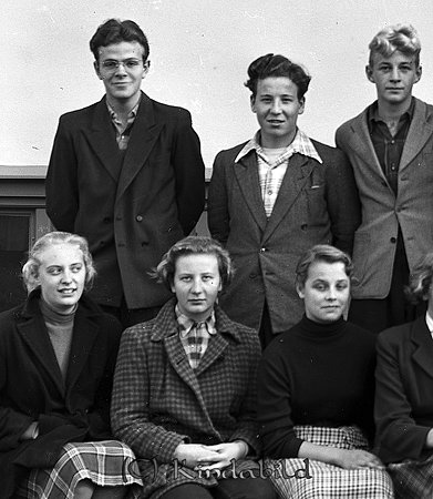 Realskolan år 1952
raja
Klassfoto                      

raja
Främre raden fr vänster Janet Eriksson, Elisabet Johnsson, okänd
Bakre raden fr vänster Pår Karlsson (Ljung), Karl-Johan i Kättilstads bror, Olle Ohlsson Horn (fadern var mjölnare)
Källa: Studiegruppen hembygdsgården 
Nyckelord: Realskolan Kisa