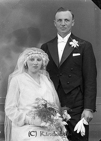Gunnar Johansson Kråkarp Svalsjö
raja
Brudpar

raja
Axel Gunnar Johansson född 1896 hemmansägare i Haddås Ingatorp
och Göta Ingrid Maria Leek född 1913 lantbrukardotter från Kråkarp Tidersrum.
Källa: Vigselbok Tidersrum 
Källa: Gerd Pettersson

Nyckelord: Johansson Svalsjö
