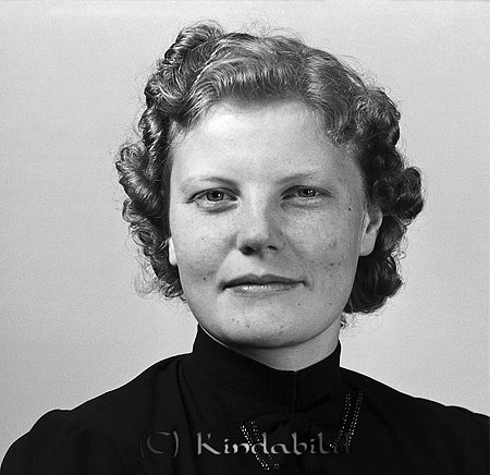 Maja Brandt Lasarettet Kisa
raja
Kvinna klädd i mörk klänning  

raja
Maja Brandt var född 1919 och kom från Klevsfall. Hon var gift med Bror Eriksson från Ukna
Hon hade en bror Birger som bodde kvar med familj i Klevsfall.
Det fanns fyra flickor i familjen.
Föräldrarna var Karl Emil och Helga Viktoria Brandt
Källa; Studiegruppen hembygdsgården 
Nyckelord: Brandt Kisa
