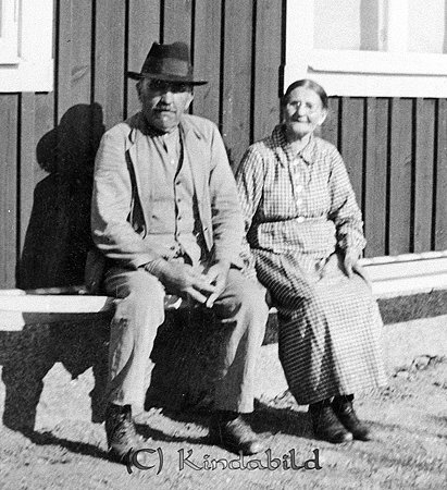 Fru Karin Andersson
raja
Kvinna och en man som sitter på en bänk framför ett hus 

Nyckelord: Andersson