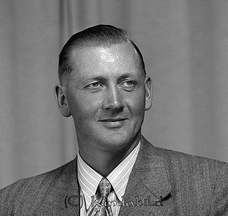 Tage Larsson Kisa
raja
Man klädd i skjorta slips och kavaj

raja
Tage Larsson född 1917 i Norra Vi. Han bodde senare med familj på Gammelgårdsgatan i Kisa. Han arbetade bl a som ordningsvakt. 
Källa: Gerd Pettersson
Nyckelord: Larsson Kisa