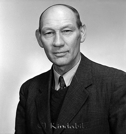 Herr Erik Fransson
raja
Man klädd i skjorta slips och kavaj

raja
Erik Fransson drev Vaddfabriken i Kölefors och var gift med Valborg hade två döttrar, Kerstin o Gerd.
 Gerd gift med Sven Andersson
 Kerstin gift med (Netilius)? 
 Källa: Studiegruppen Hembygdsgården 
Nyckelord: Fransson Kölefors