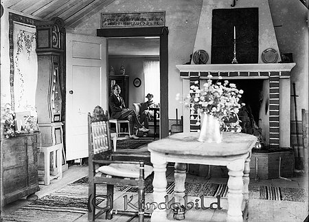 Författare Olle Hedberg med hustru Rut 
raja
 Författaren Olle Hedberg föddes 1899 i Norrköping, men uppväxt i Stockholm. Han gifte sig 1923 med Rut kallad Chloe, som var litteraturforskare och författare. Paret lämnade Stockholm och bosatte sig i Verveln. Dottern Birgitta föddes 1929. Hon gifte sig med Svante Milles. Sedan hustrun dött 1959 och dottern hastigt avled 1974 gjorde han själv slut på sitt liv 1974. Hemmet i Verveln, Tveggesjö finns kvar. Olle Hedberg utkom med en roman varje år från 1930 till 1974. Han var ledamot i Svenska Akademin från 1957 till sin död 1974.
 Källa: Wikipedia 
 Källa: Studiegruppen Hembygdsgården 

raja
Interiör från Tveggesjö Verveln, Olle och Rut Hedbergs hem 1925-1974.
 Hedbergs köpte Tveggesjö av en silversmeden Månsson från Vimmerby, han hade även filial i Vimmerby. 
Källa: I Fröjd 
Nyckelord: Hedberg